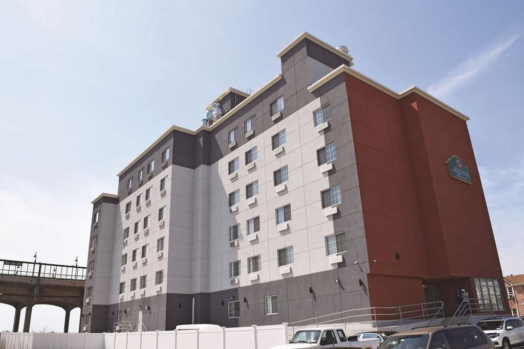 La Quinta Inn & Suites Far Rockaway - Beach Hotel New York Eksteriør billede