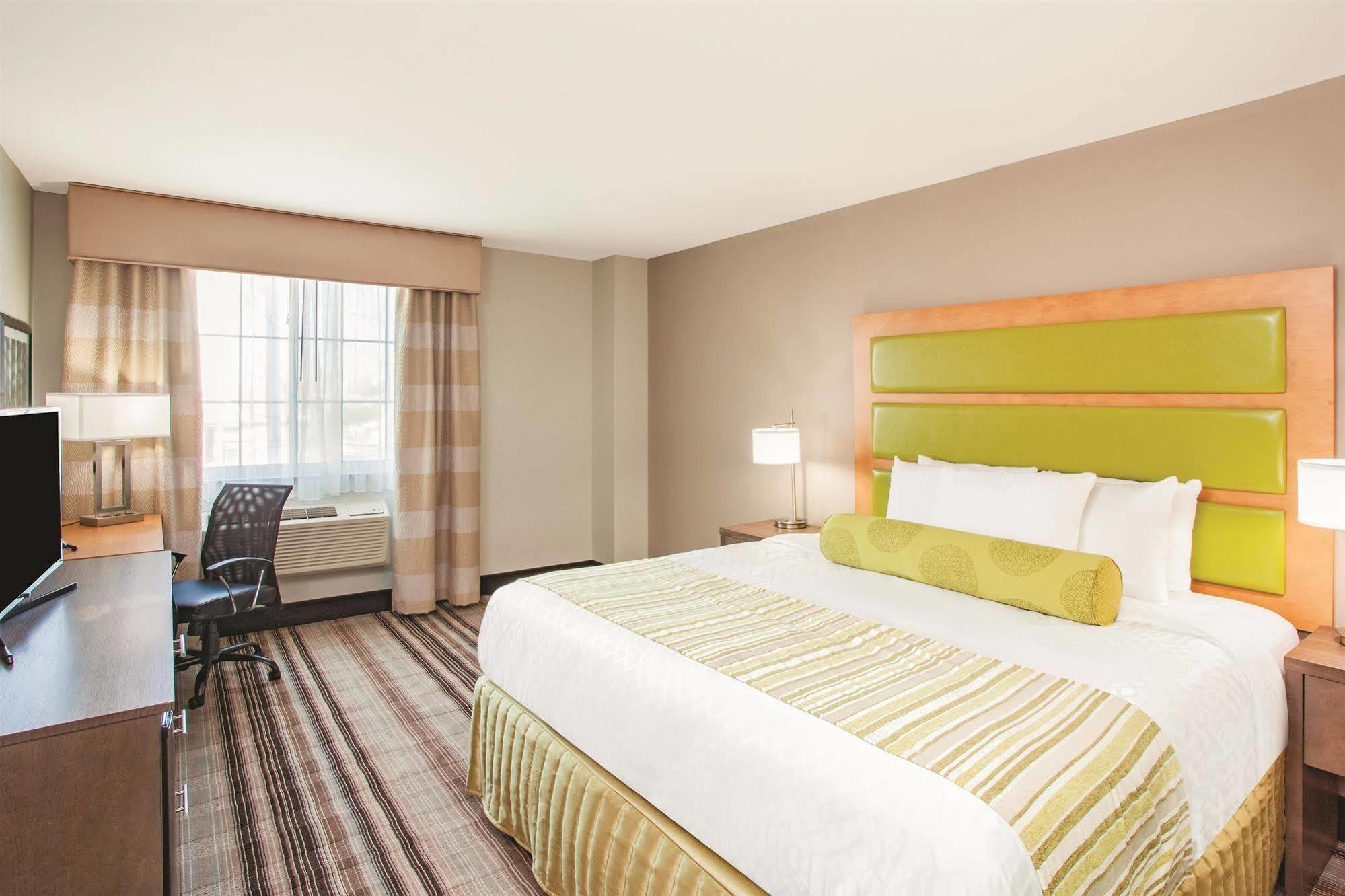 La Quinta Inn & Suites Far Rockaway - Beach Hotel New York Eksteriør billede