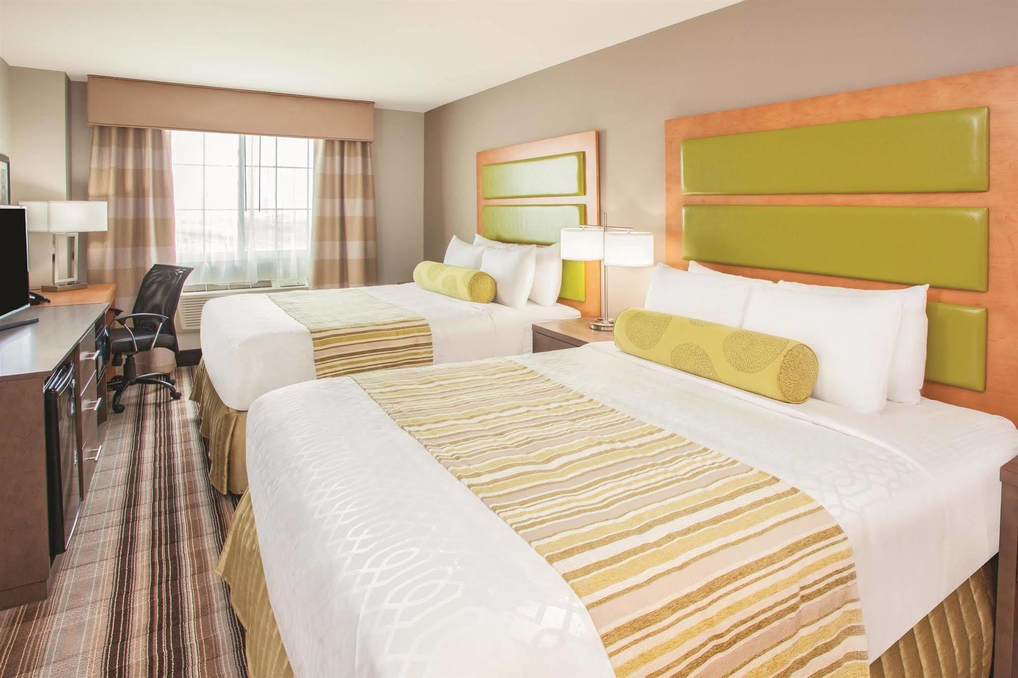 La Quinta Inn & Suites Far Rockaway - Beach Hotel New York Eksteriør billede
