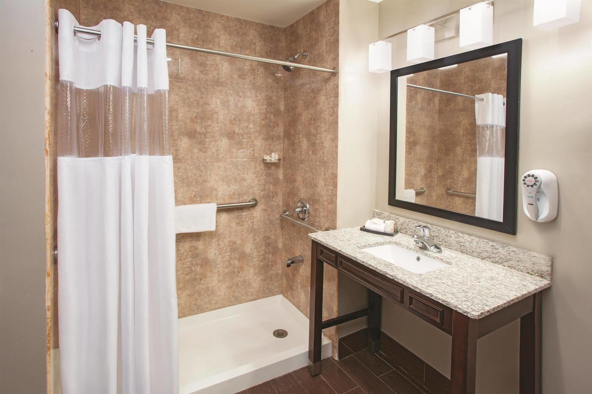 La Quinta Inn & Suites Far Rockaway - Beach Hotel New York Eksteriør billede
