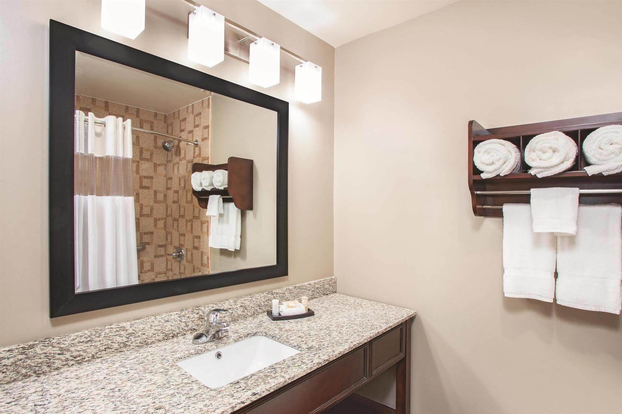 La Quinta Inn & Suites Far Rockaway - Beach Hotel New York Eksteriør billede