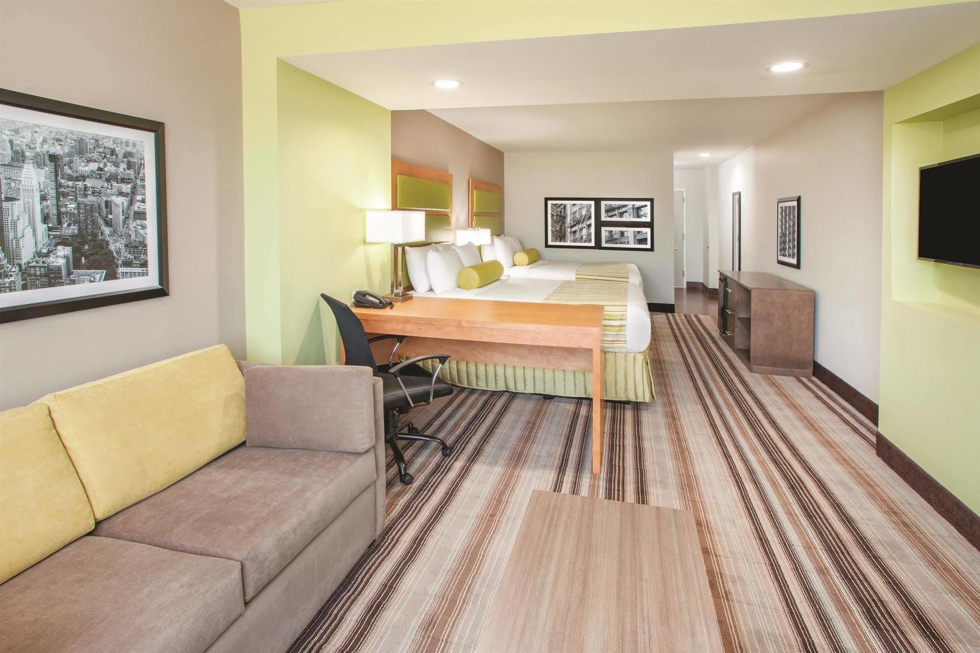 La Quinta Inn & Suites Far Rockaway - Beach Hotel New York Eksteriør billede